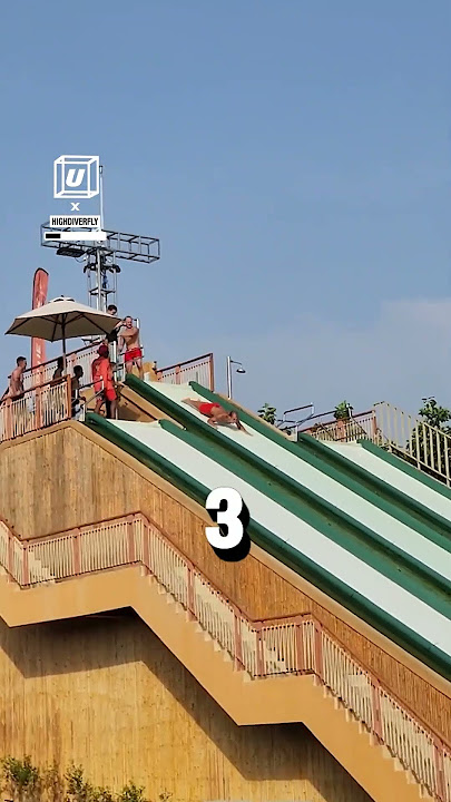Akses masuk seluncuran air yang epik 🐬🛝 🎥: TikTok / highdiverfly