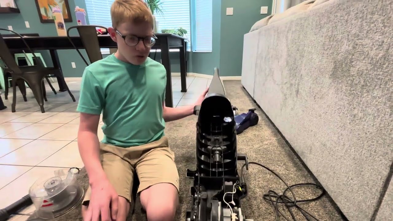 Как разобрать старый пылесос Bissell Power Force, часть 2 из 3