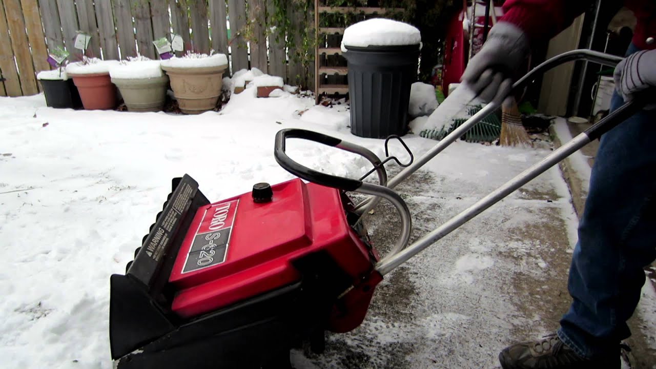 First snow of the season | Toro S620 Blowing Snow | - YouTube