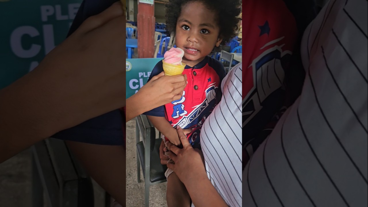 Trying the strawberry cone ice cream of the 🇵🇭 😋🍦❤️