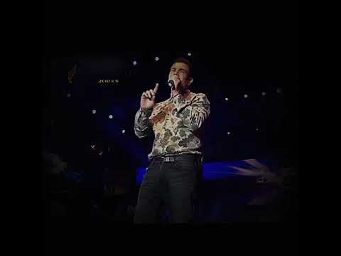 سبت فراغ كبير اول مرة تتغنى لايف ـ Amr Diab