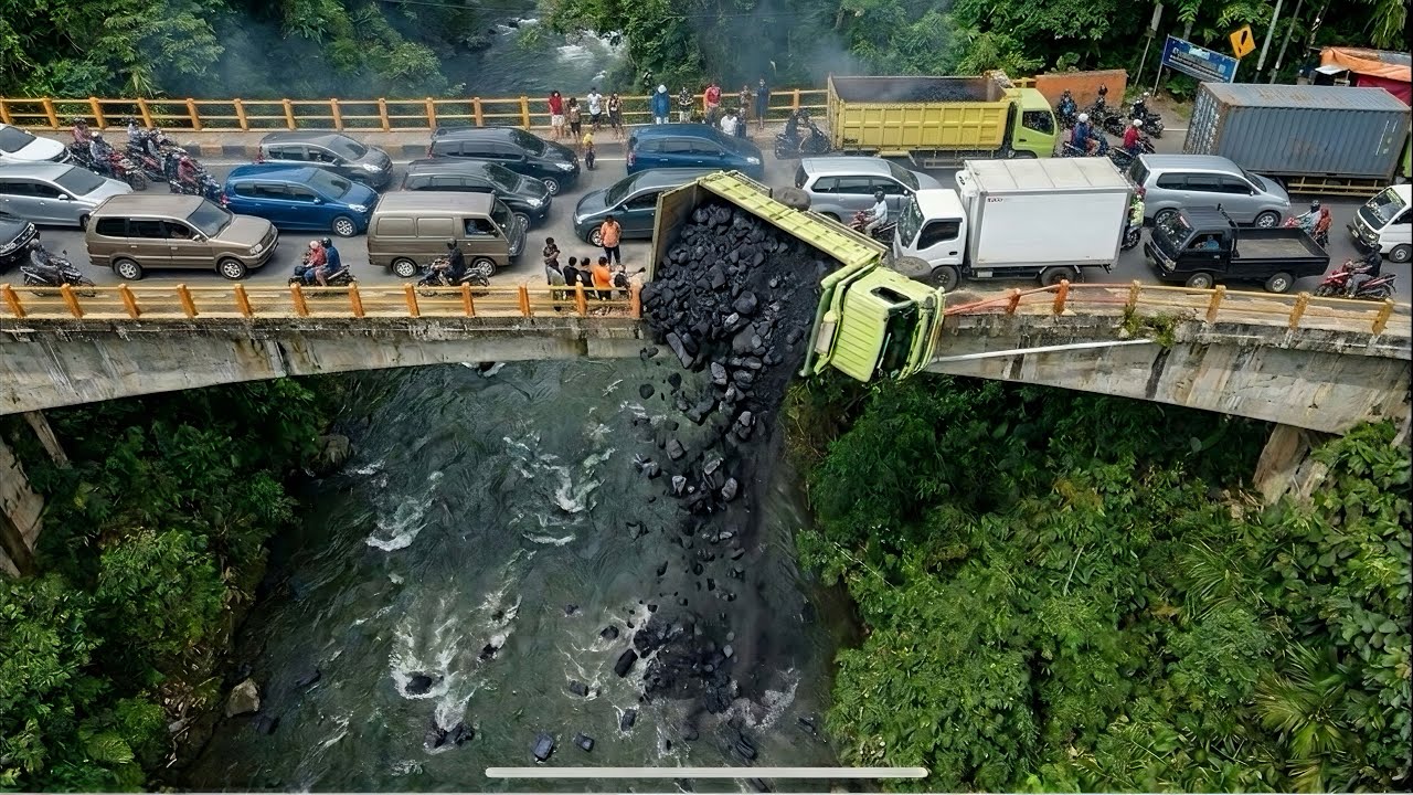 Baru Saja Kejadian‼️ Nyawa Masih Selamat, Truk Batu Bara Rem Blong Di Jembatan Nyaris Masuk Sungai