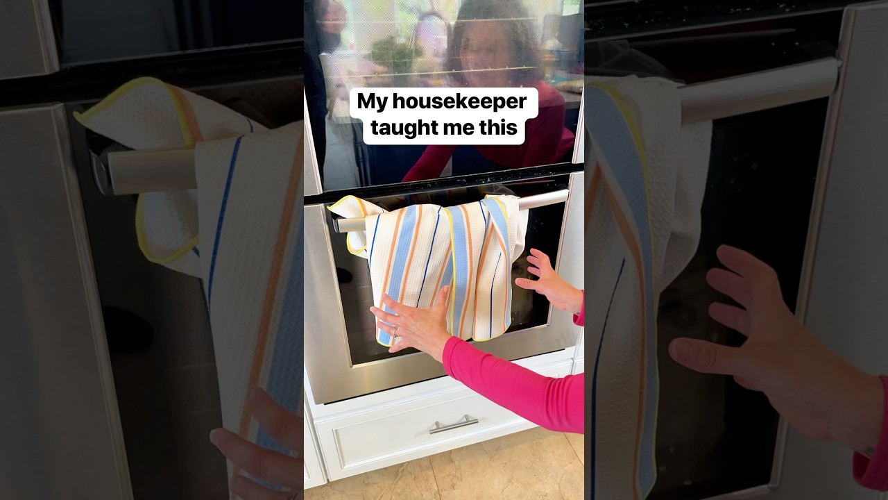 How to fold dish towels into a pretty bow for spring and summer 