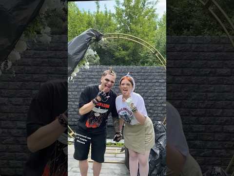 Одна из самых смелых пар на нашей площадке. Молодые приехали прямо из ЗАГСа в таком образе