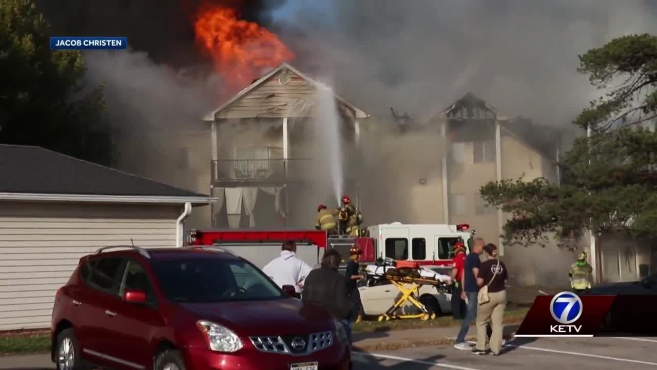 Fire crews battle large apartment fire in West Omaha - YouTube