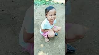 sendal iip di atas pohon