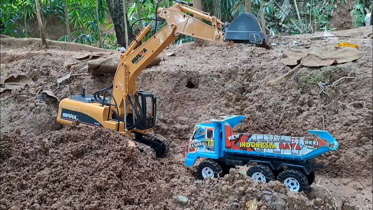 Heavy Equipment Project, Huina Excavator Loading Soil Into Miniature Truck