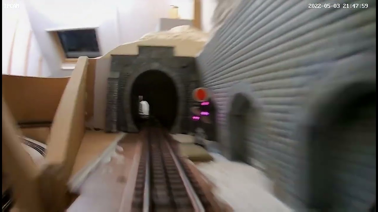 Een cabine rit over de modelspoorbaan vanuit het schaduwstation over de hoofdbaan via het station.