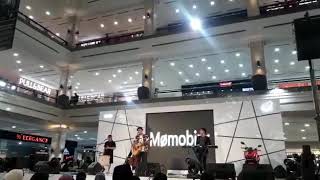 Momo ex captain jack band - Ada Yang Salah Dengan Kita