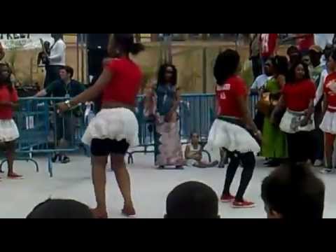 الرقص في الوزمبيق على إيقاع الشعبي هههه