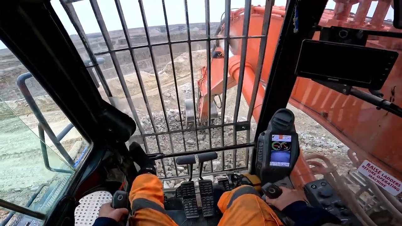 Hitachi 470 loading crusher...