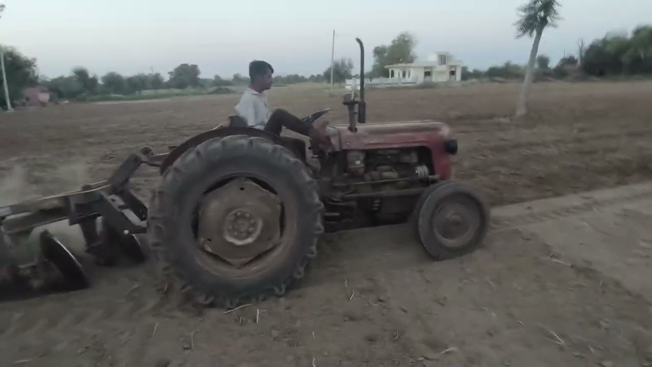 बिना हाथों से खेत में टैक्टर चलाते हुए पैरों #viralvideo #viral #video 