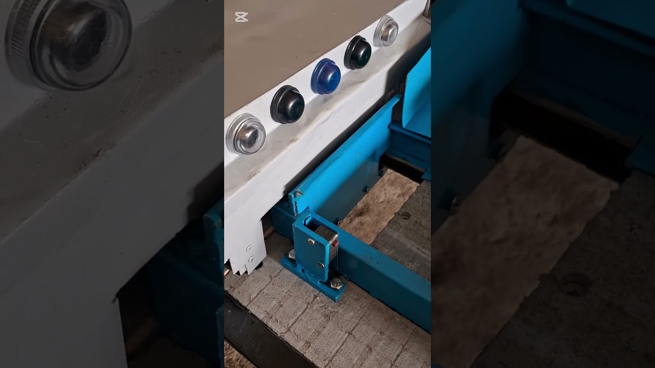 maquina elétrica de amassar latinha totalmente automatica que amassa duas latinha de uma vez.