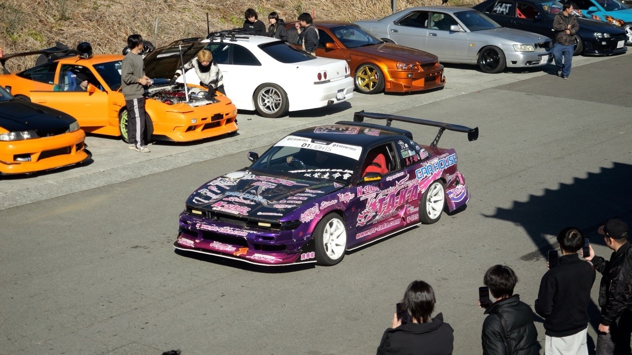 Дрифтинг в Японии: мероприятие Nissan на трассе Fuji Speedway в 2025 году.