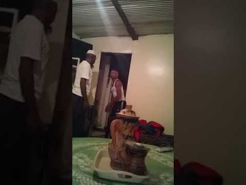 شاهد شاب عاق يهدد والده بالسلاح الأبيض ويسبه احتراما لمتابعينا أزلنا الصوت