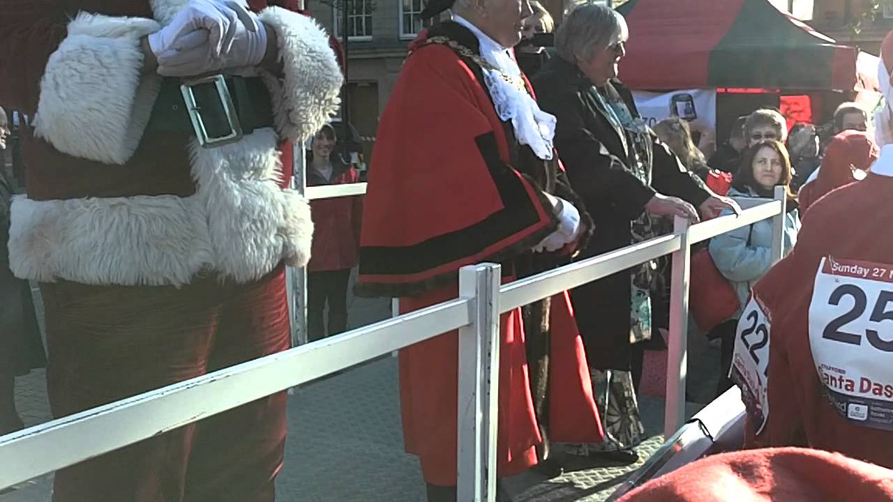 StaffsLive taking part in the Stafford Santa Dash