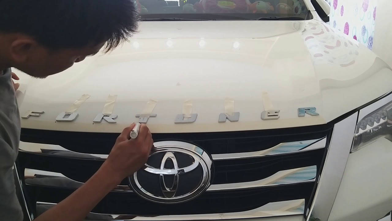 cara pasang emblem fortuner dikap depan.