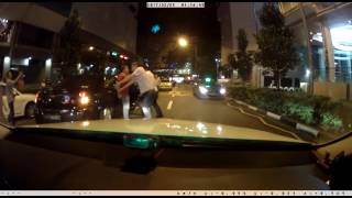 Comfort taxi driver comes to the aid of local man being beaten-up by 2 ang mos