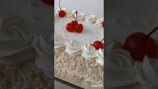 Lindo bolo branco com cerejas! Bico 1M. Adriene Amorim.