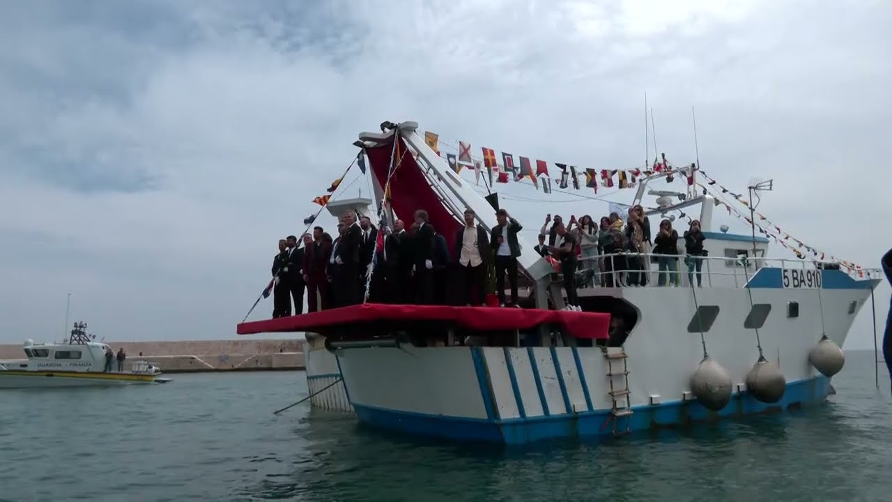 Bari, processione a mare San Nicola: l'imbarco della statua segna l'inizio alla festa