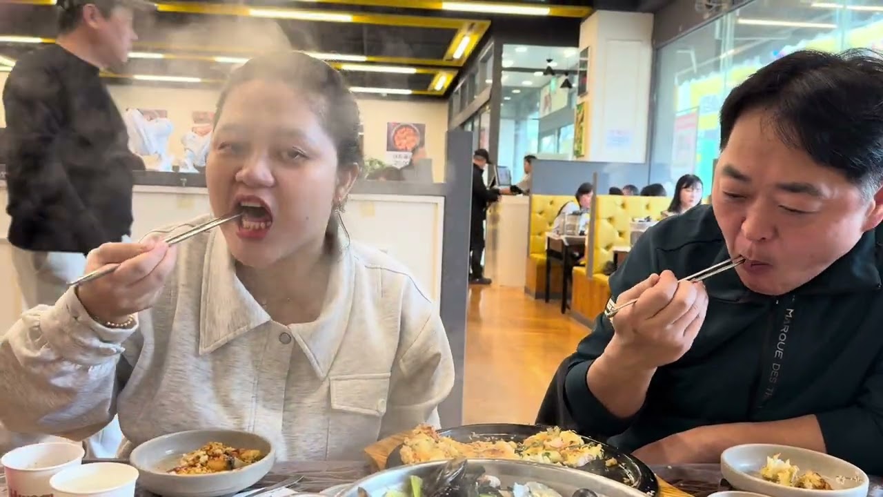 Ăn mỳ hải sản và bánh xèo Hàn Quốc cùng mẹ #mebimsua #칼국수맛집 #한국음식 #côdâuviệt #anngon 