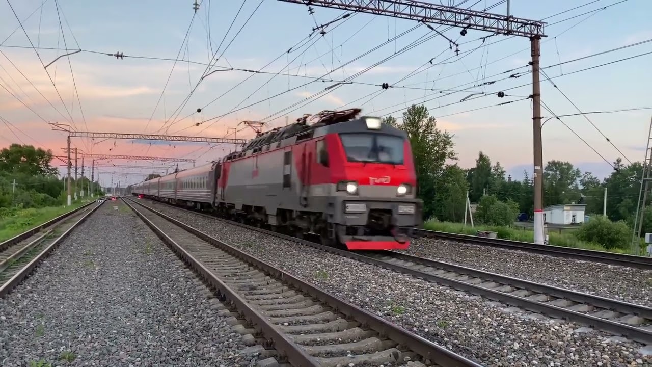 Фирменный поезд «Янтарь» №29Ч следует через станцию Уваровка