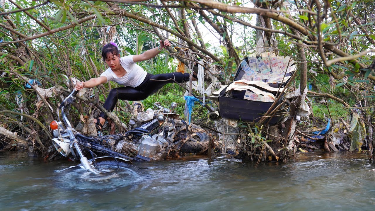 Poor Girl Picks Up Scrap | Girl Finds Large Sum Of Money And Antique Motorbike Swept Away By Flood
