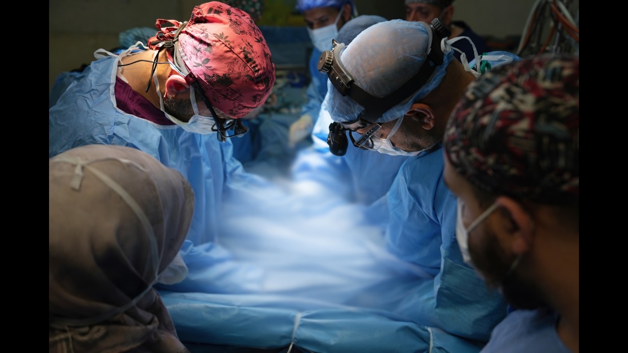 إنقاذ حياة شاب نجفي بعملية جراحية طارئة في مركز النجف تعرض لحالة مرضية خطيرة مهددة للحياة