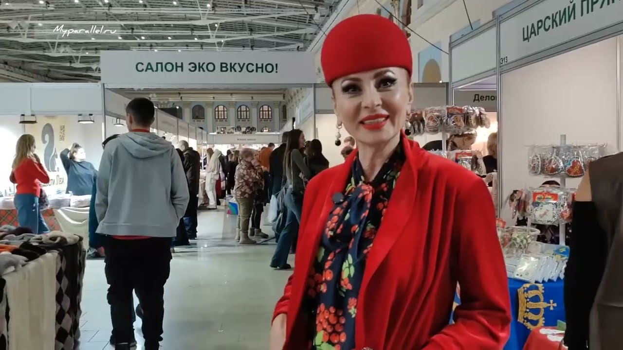 Показ мод на выставке 