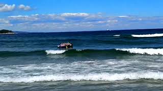 Мужчина, женщина, лодка, волны... Пляж Нестинарка. Царево. Болгария. 02.09.2021