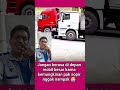 Akibat di depan truk. Jadi tergeret...?