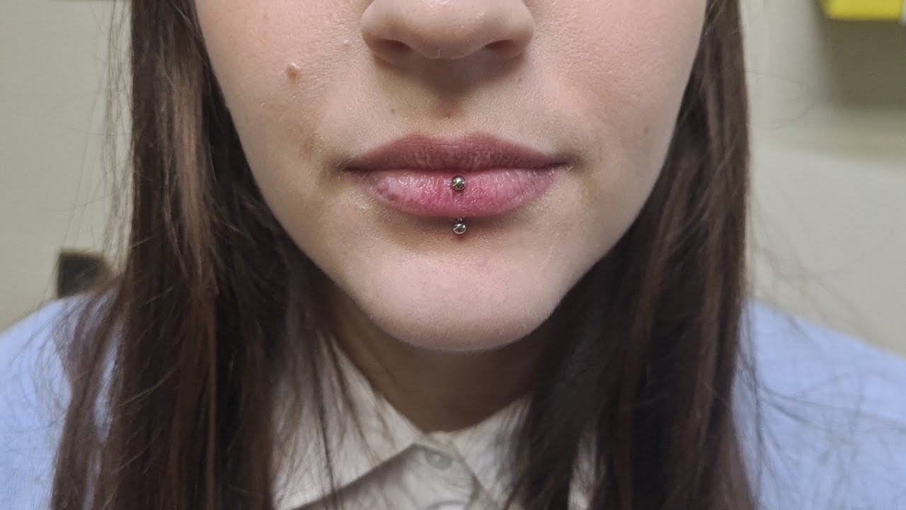Fiz um vertical labret - YouTube