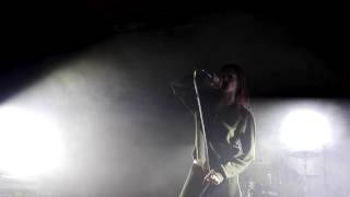 Crystal Castles : "Enth" (front of Edith) Live at Elysée Montmartre 02122K16