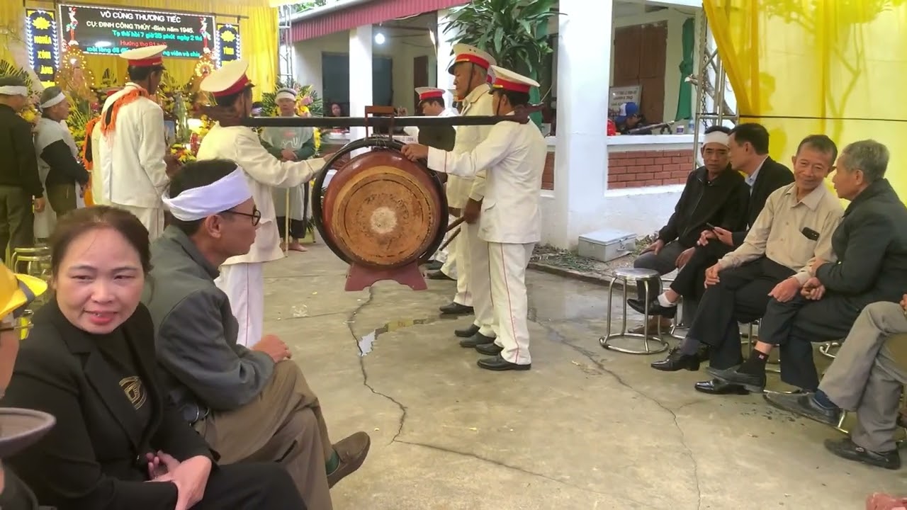 Tổ chức lễ tang cụ Đinh Công Thúy xóm LêLợi thônNhuộng xã TânMinh-NinhBình theo phong tục địa phương