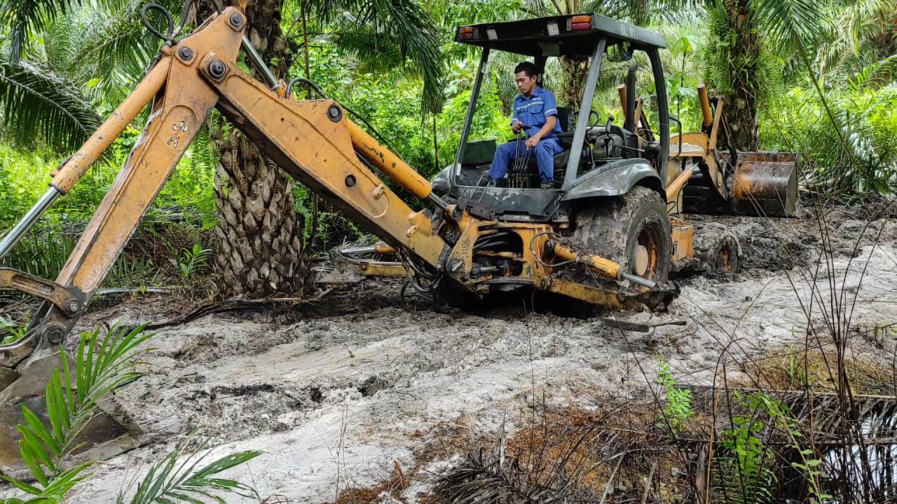 Cara Mengatasi Loader Amblas di Lahan Lumpur