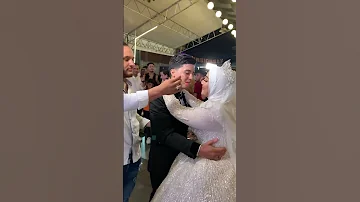 العريس بيبوس العروسه 