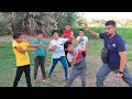اب يضرب صديق ابنه بالقلم علي وجهه في الشارع والسبب صدمه للجميع قلب الديب 