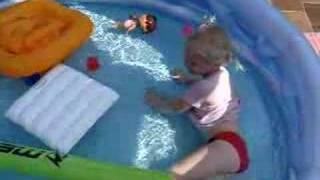 Arezina Ontdekt Haar Nieuw Zwembadje