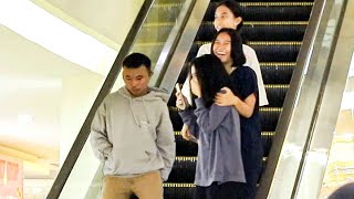 PRANK KENTUT DI ESKALATOR; TIGA CEWEK INI SAMPAI MAU NAIK LAGI.