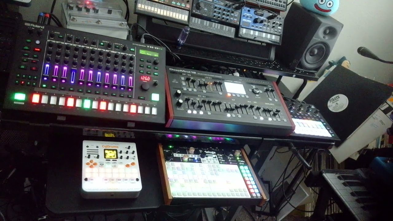 No $$$ 4 a T-1000  - A Dirty Techno Jam (Sonicware Cydrums, Roland TR-8s, Circuit Tracks, Deluge)