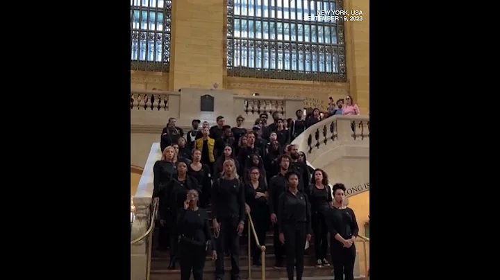 Commuters at New York's Grand Central Station distracted by 'Hunger Games' whistle theme - DayDayNews