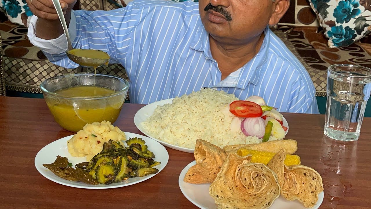 Eating chawal daal || bhujiya , chokha salad 🥗 papad 