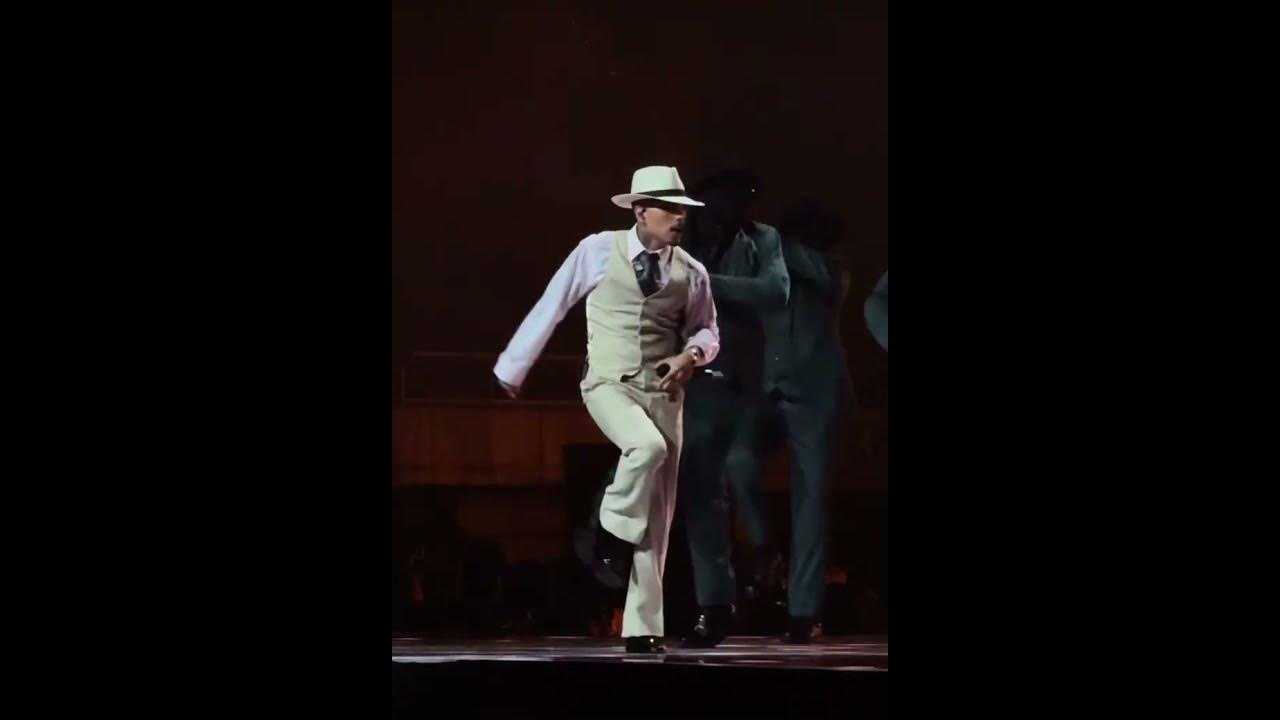 Rauw Alejandro bailando