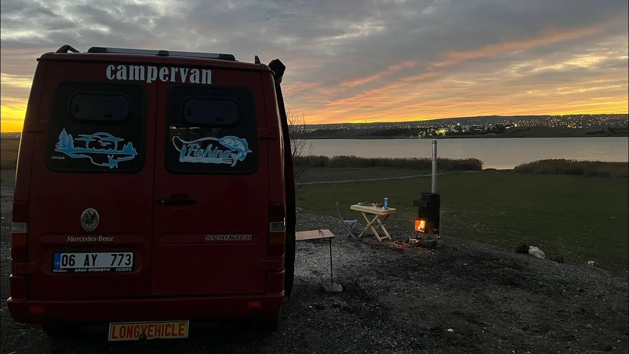 Şehirden uzak göl manzarasında fırında hamsi tava 