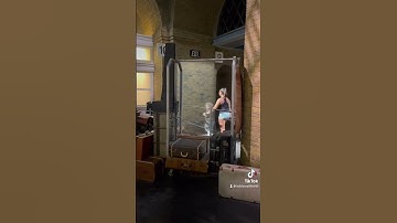 Platform 9 3/4 Universal Studios