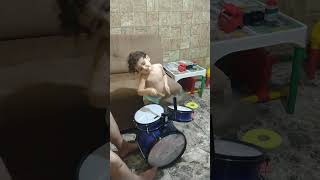 Bebê tocando bateria🔥