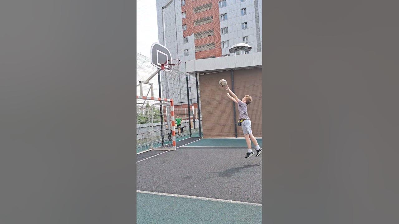 Закидываем баскетбольный мяч в кольцо - YouTube