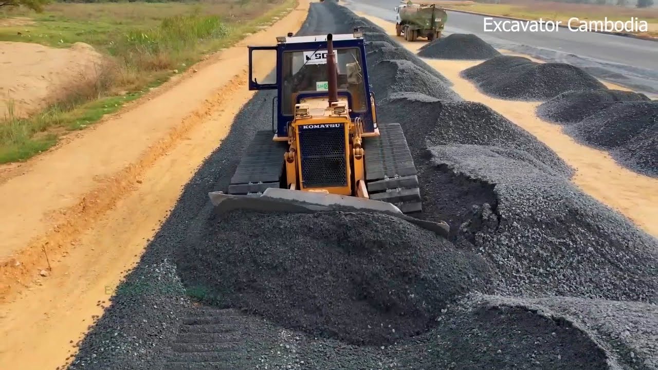 Amazing Action Building Ring Road And Spreading Gravel By Dozer - គ្រឿងចក្រធ្វើផ្លូវក្រវាត់ក្រុងទី3.