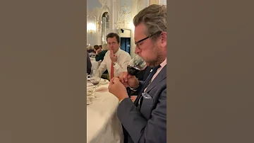 Expert sommelier technique