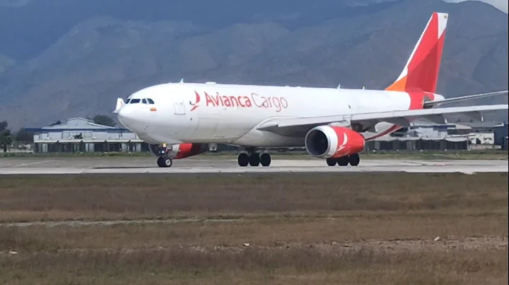 Plane Spotting Airbus A330-243F Avianca Cargo Takeoff from SCL.